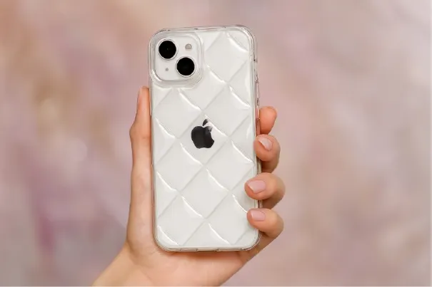 片手でスマホケースを持っている様子