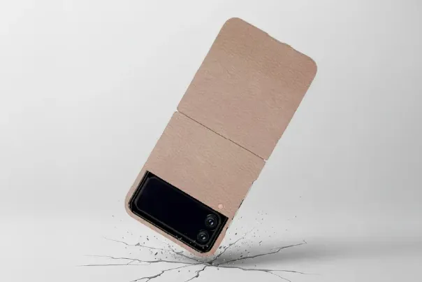 Galaxy Z Flipが落下してもスマホケースによりフチが守られていることが分かるイメージ画像