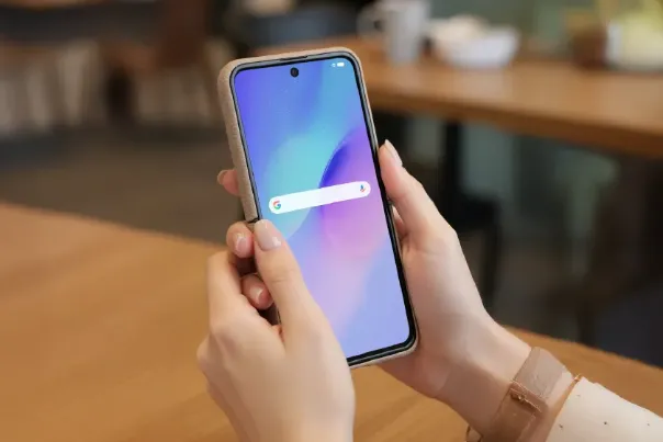 スマホケースを付けたGalaxy Z Flipを持っている女性の手元の様子