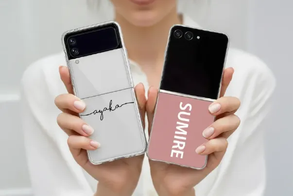 スマホケースを付けたGalaxy Z Flipを両手に持っている女性の様子