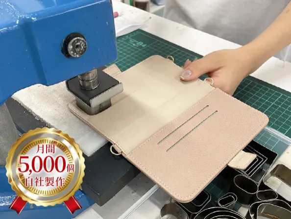 月間5,000個の製作実績。自社工房で技術を磨き上げた作り手がスマホケースを製作している風景