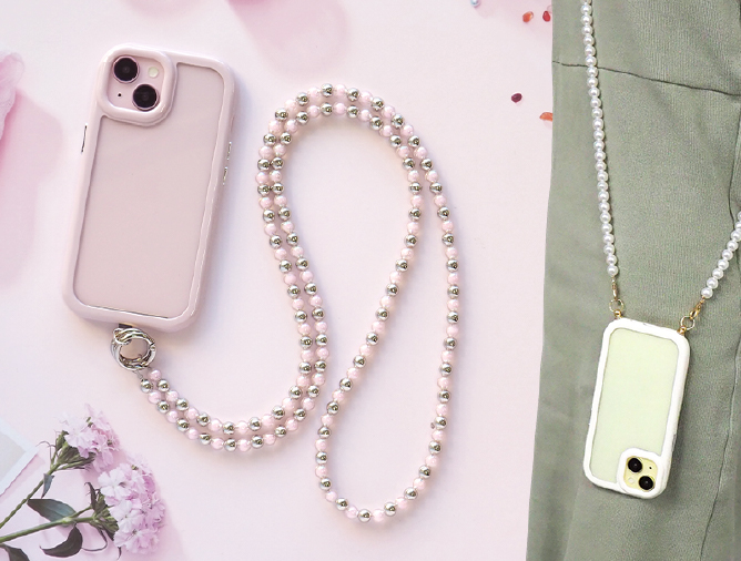 ストラップ付きで首や肩にかけられる◎